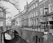 856214 Afbeelding van de straatlantaarns langs de Drift te Utrecht, met links de Maarsbergerbrug.